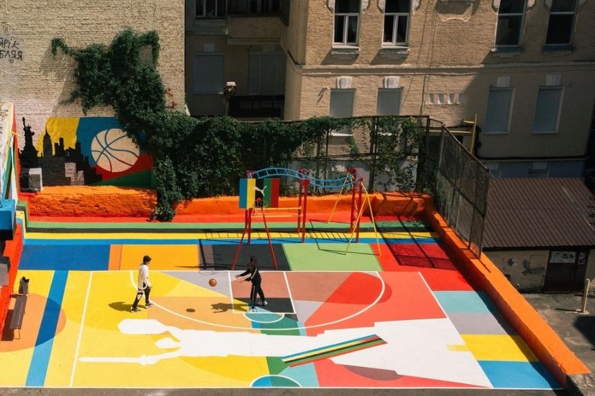 В центре Киева появилась яркая баскетбольная площадка от спортивного бренда Puma