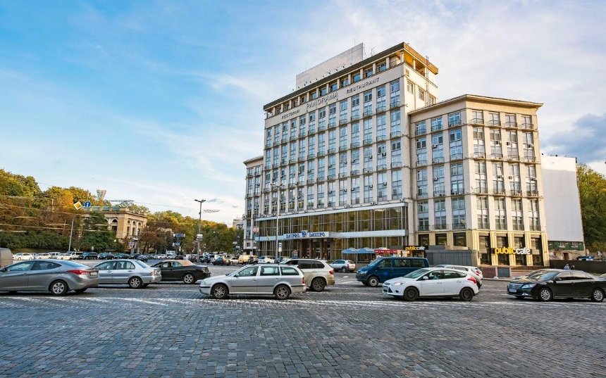 Миллиардную продажу отеля «Днипро» хотят отменить через суд