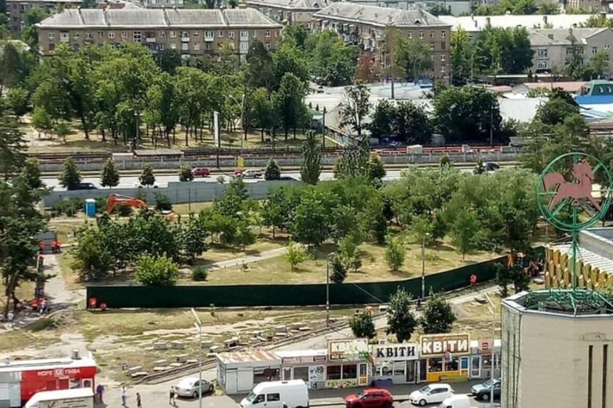 Зеленую зону возле метро «Дарница» оградили металлическим забором 