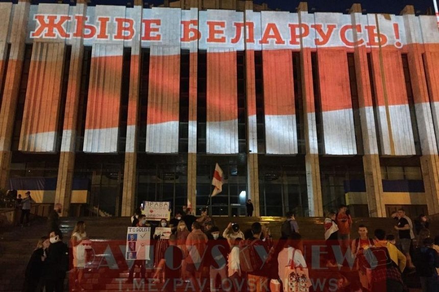 Здание «Украинского дома» подсветили в цвета бело-красно-белого флага Беларуси