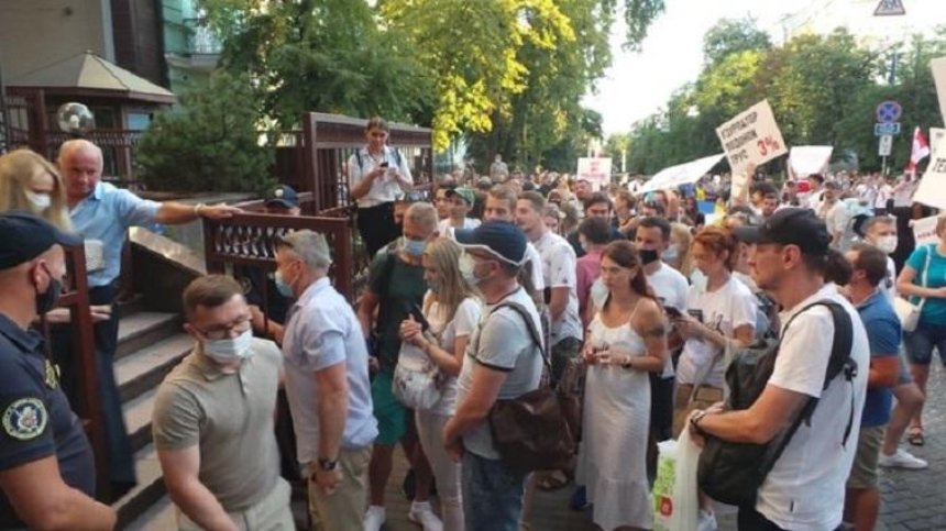 Возле посольства Беларуси образовалась огромная очередь, произошла стычка с полицией