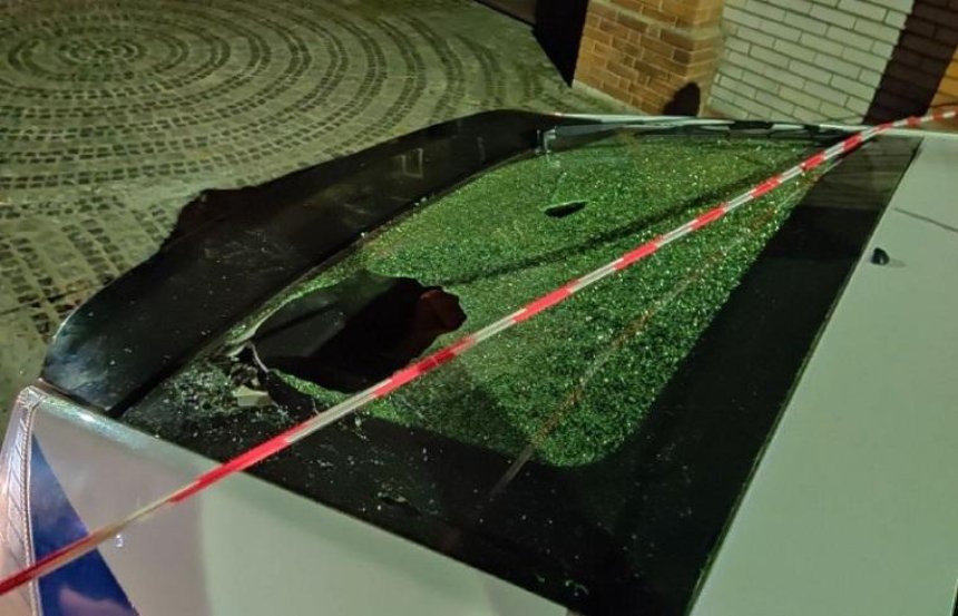 Агрессивный мужчина разбил головой стекло полицейского автомобиля
