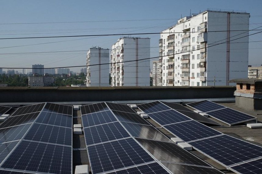 На многоэтажке на Троещине установили самую большую в Украине крышную солнечную электростанцию