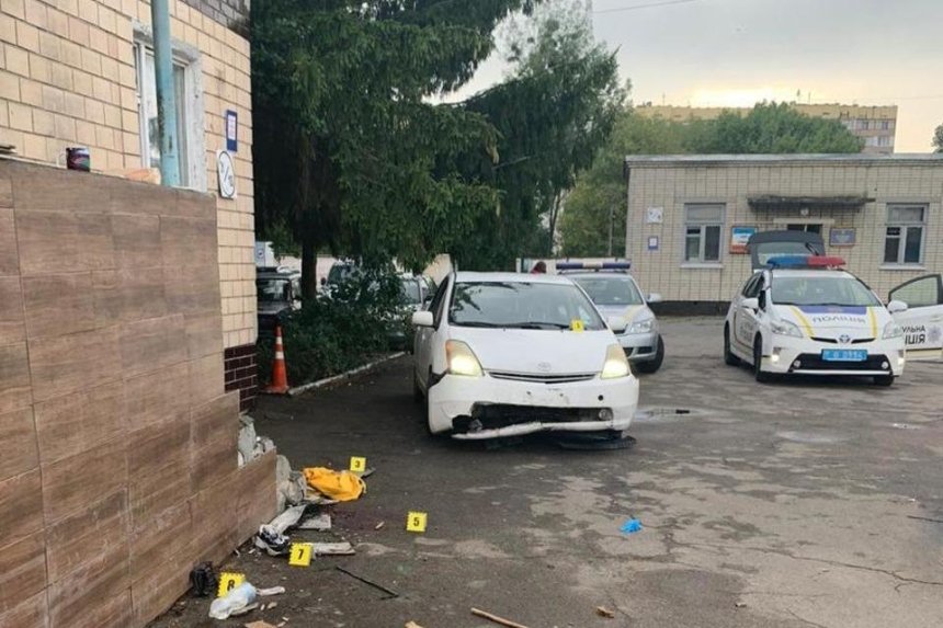 На территории киевской военной части пьяный водитель сбил трех курсанток