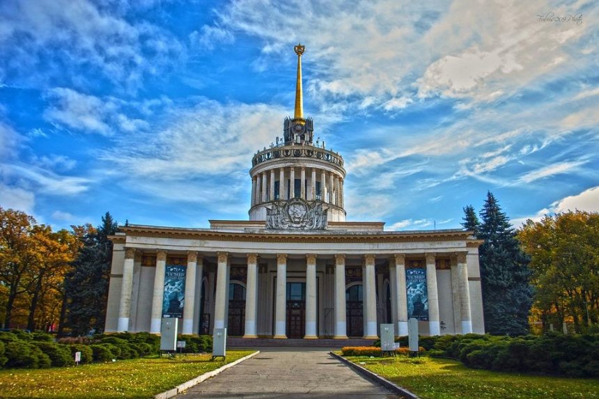 На киевском ВДНГ запускают экскурсии по закрытым павильонам и оранжерее