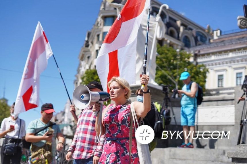 В Киеве люди вышли на акцию солидарности с митингующими в Беларуси