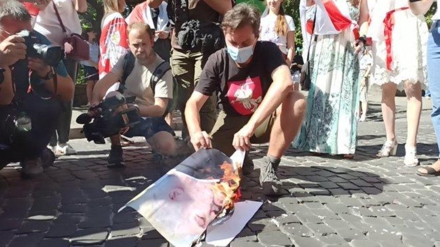 Под белорусским посольством в Киеве сожгли портреты Лукашенко и Путина