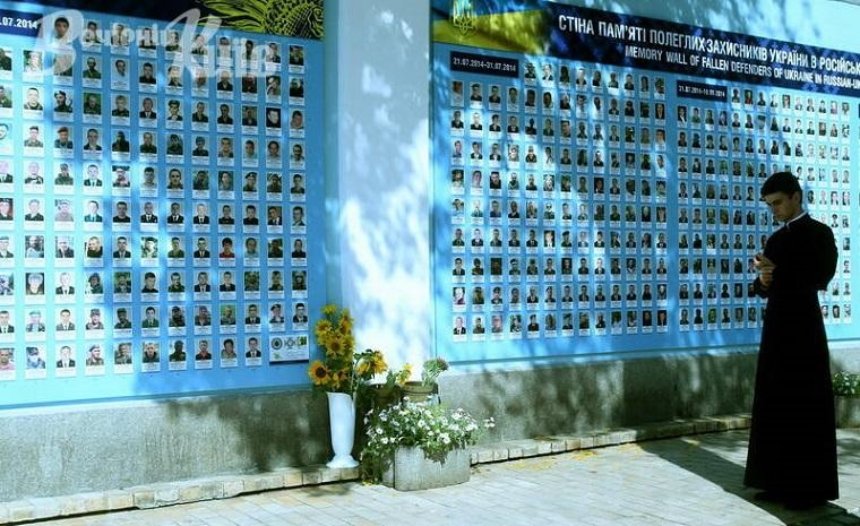 В центре столицы обновили Стену памяти героев