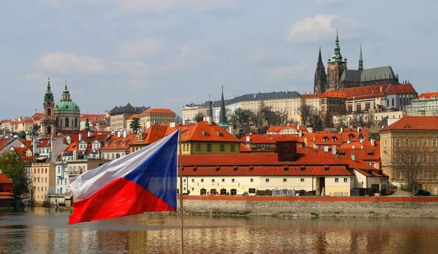 Чехия открыла границы для вакцинированных украинцев: правила въезда