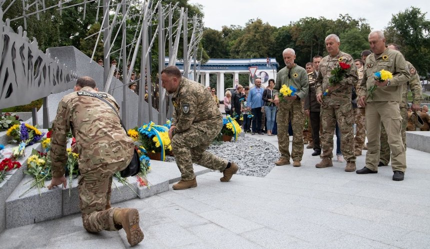 На Грушевского открыли мемориал памяти погибшим киевлянам-участникам АТО/ООС 