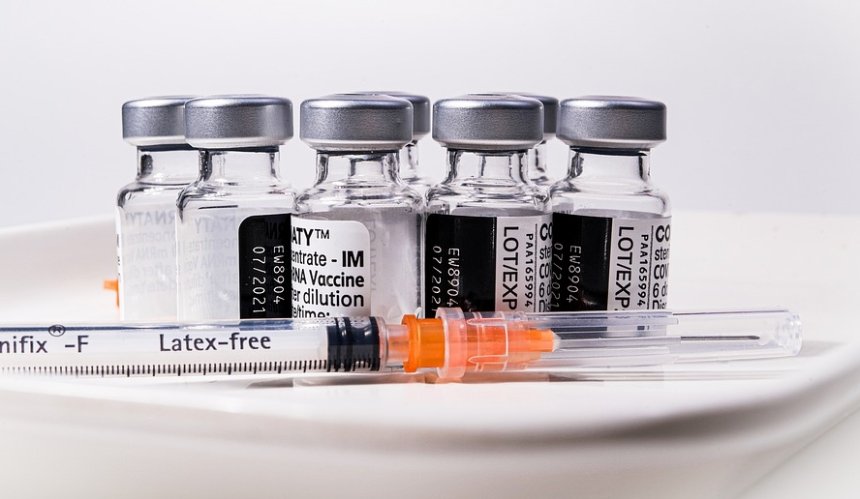 ВОЗ рекомендует делать третью прививку от COVID-19: кому это необходимо