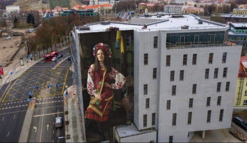 На Будинку москви у Вільнюсі відкрили український патріотичний стінопис