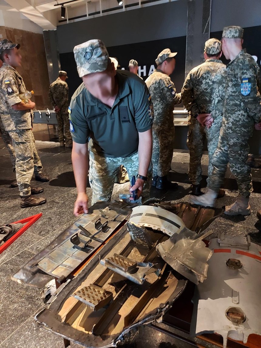 Військовослужбовці передали до музею залишки літака Міг-29 та крилатої ракети