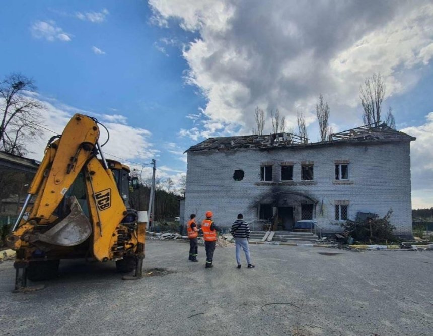 Зруйнований будинок культури у селі Мощун