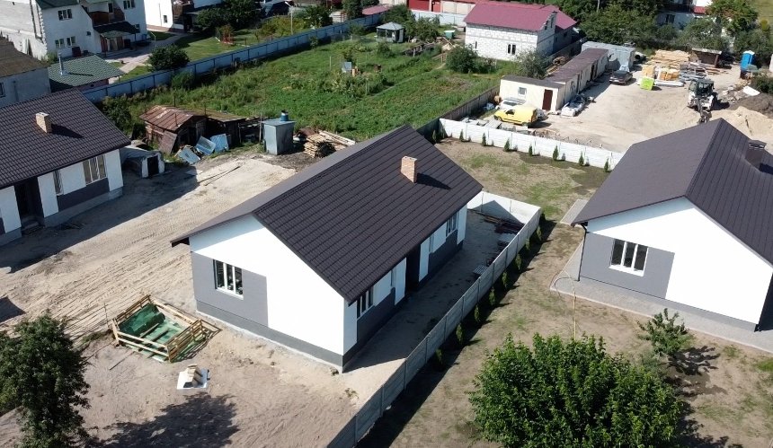 Нові будинки у Дмитрівці