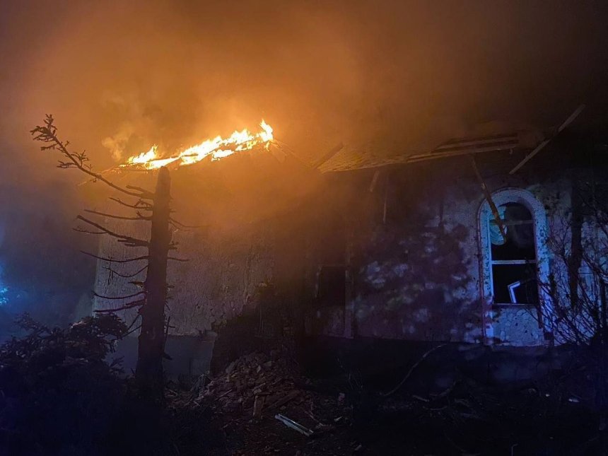 Загоряння будинку в Бучанському районі через атаку рф на Київщину в ніч на 2 серпня 2023
