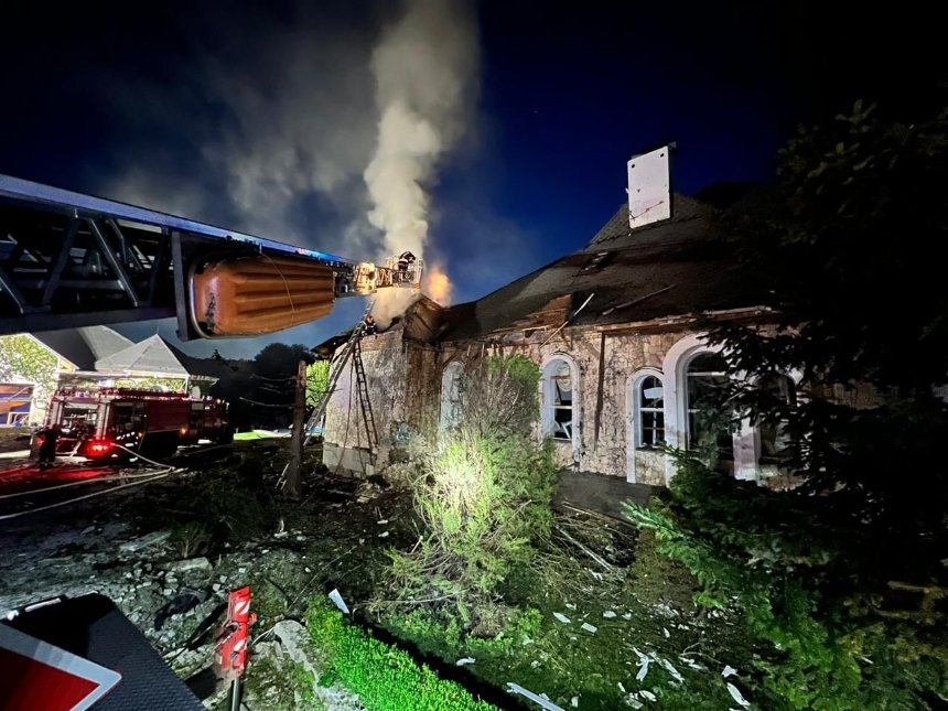 У селищі Бучанського району внаслідок атаки ворожих дронів спалахнула пожежа у приватному будинку