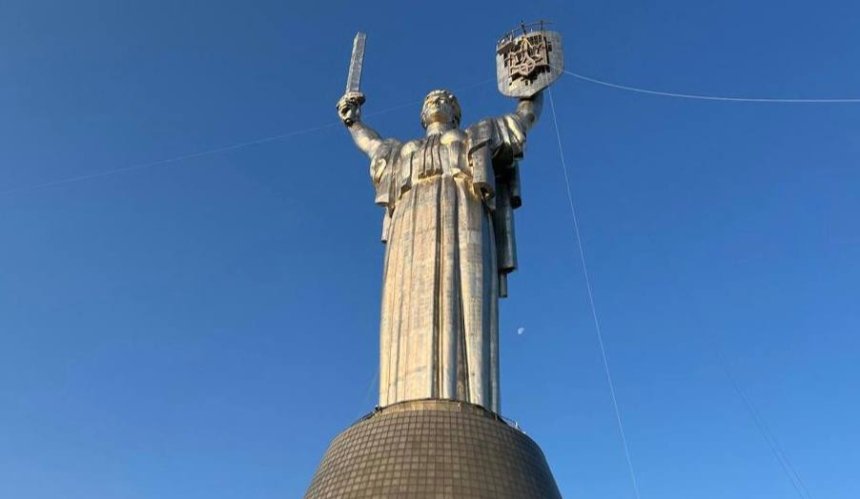 На монументі "Батьківщина-мати" виявили ще один радянський символ: фото