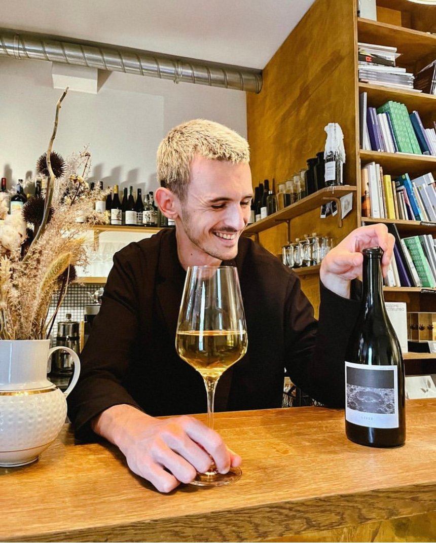 Винний бар The Naked Wine Bar в галереї на Рейтарській у Києві