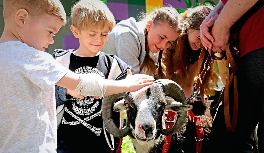 Тварини з КиївЗоо відвідали дітей в Охматдиті: фото