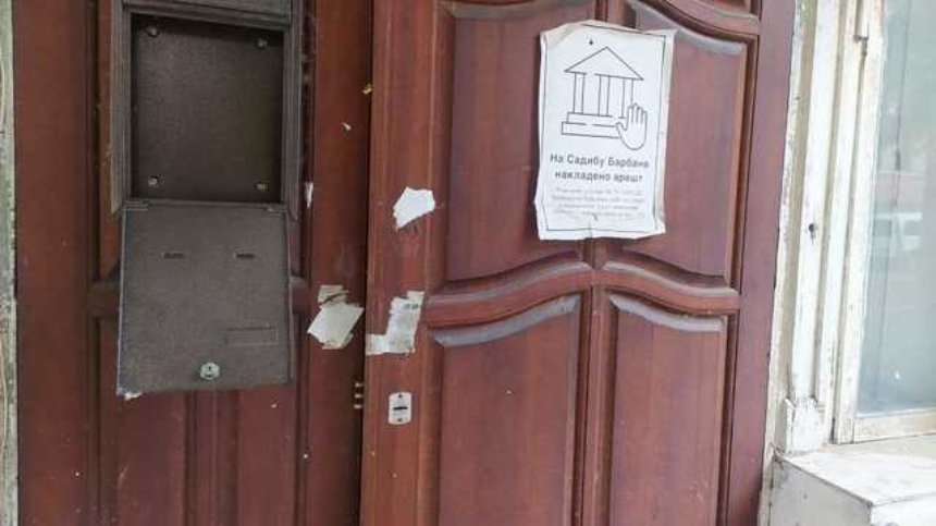 Забудовник зірвав пломбу з садиби Барбана на Обсерваторній в Києві та збив меморіальну табличку Стейнбеку