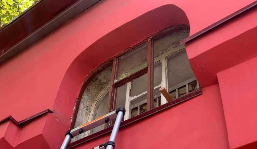 У червоному корпусі університету Шевченка відреставрували автентичні вікна: фото
