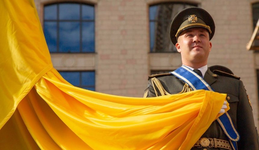 Біля КМДА урочисто підняли державний прапор України: фото 