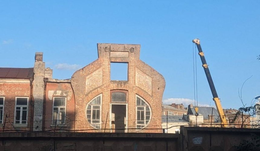 На Лук'янівці демонтували дах історичної пам'ятки архітектури: фото