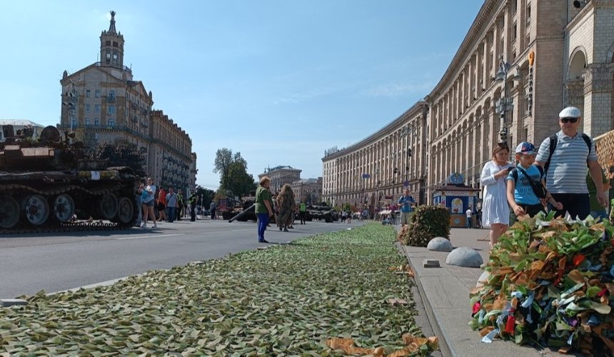 Рекорд України: у Києві волонтери розгорнули найбільшу маскувальну сітку
