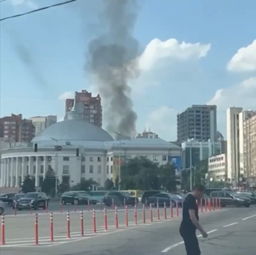 На вулиці Дмитрівській у Шевченківському районі Києва спалахнула пожежа