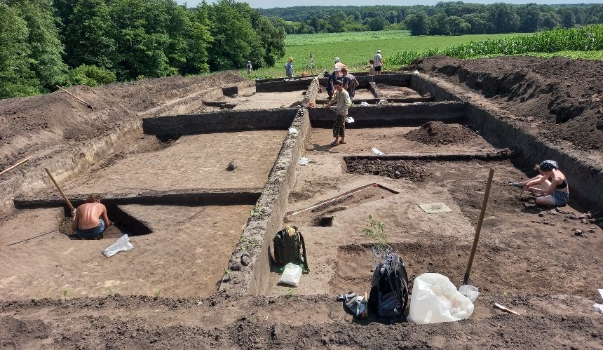 У стародавньому могильнику на Київщині археологи знайшли артефакти X-XI століть: фото