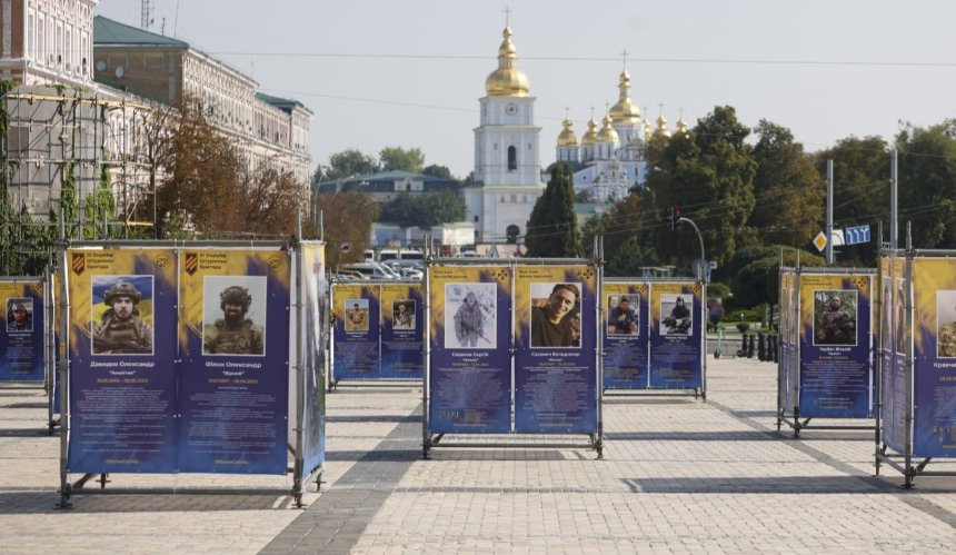 На Софійській площі відкрили фотовиставку "Воїни світла", присвячену загиблим військовим
