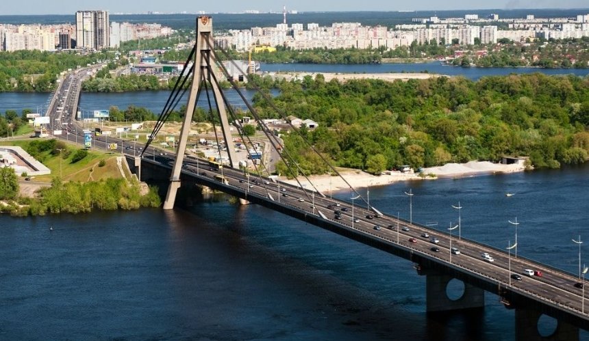 На Північному мосту через річку Дніпро обмежать рух транспорту: деталі