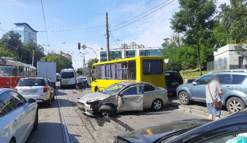 У Києві на Подолі трамвай без водія протаранив машини та врізався в інший трамвай