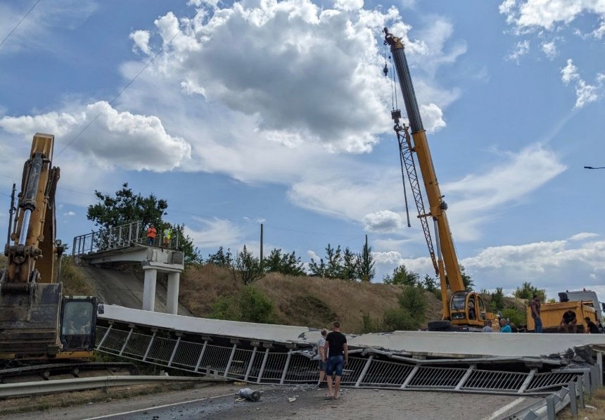 На трасі Київ — Одеса обвалився пішохідний міст: що відомо про наслідки