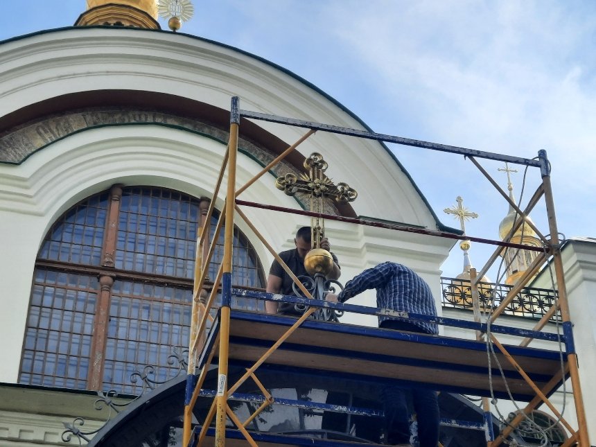 На центральний вхід Софійського собору в Києві повернули відновлений хрест: як він виглядає