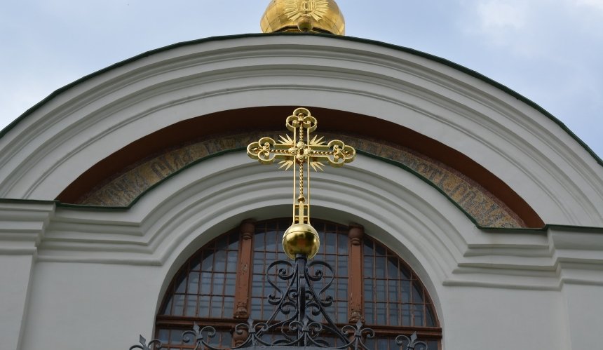 На центральний вхід Софійського собору повернули відреставрований хрест: фото