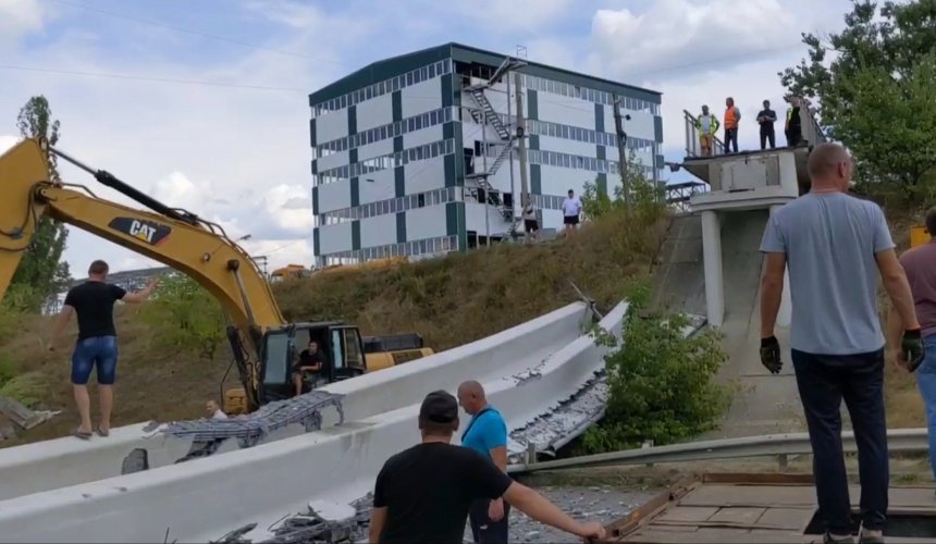 На трасі Київ — Одеса обвалився пішохідний міст: що відомо про наслідки