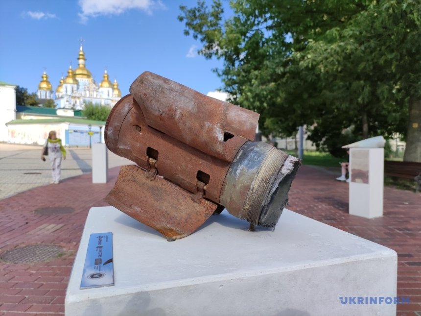 На Михайлівській площі у Києві відкрили експозицію "Алея незламних міст"