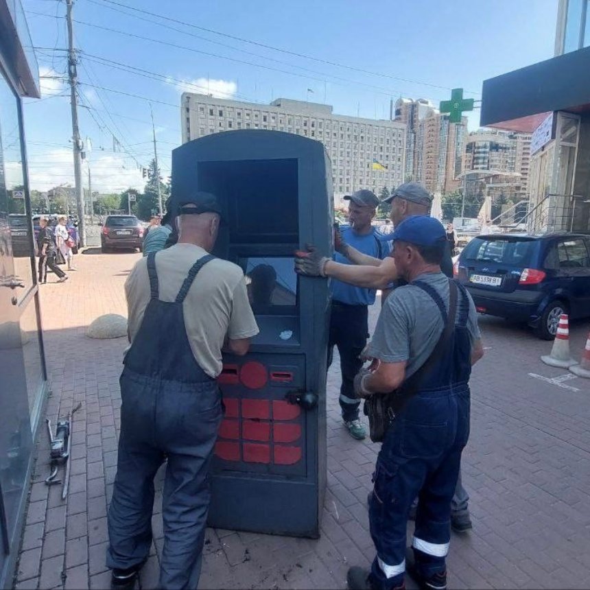 У Києві розпочали демонтаж терміналів самообслуговування: фото та подробиці