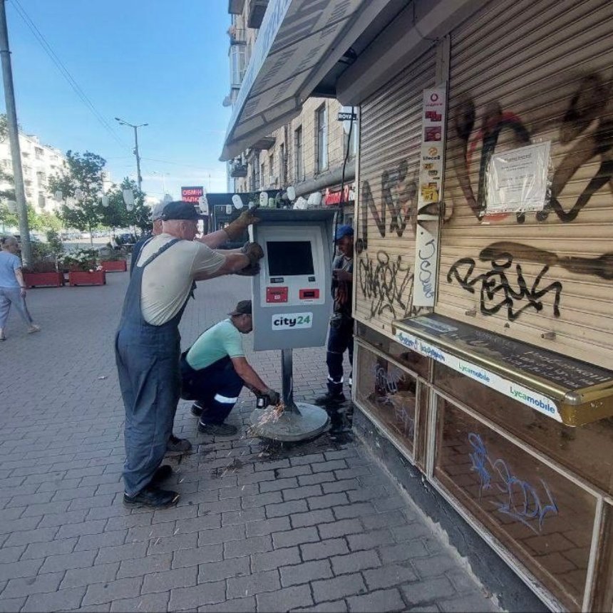 У Києві розпочали демонтаж терміналів самообслуговування: фото та подробиці