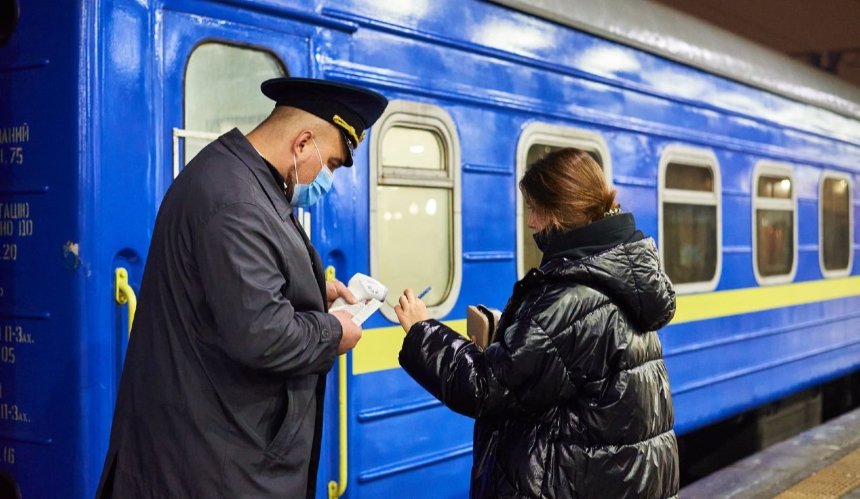 Старий сайт Укрзалізниці припинить продажі квитків: коли та де пасажири зможуть купити білети на поїзди