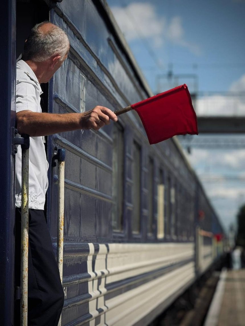 У швидкісних поїздах та на екранах київського вокзалу з'явились оповіщення жестовою мовою