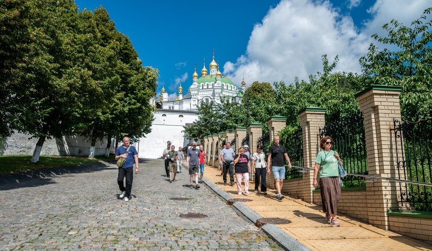 Біля Києво-Печерської лаври демонтували МАФи: подробиці