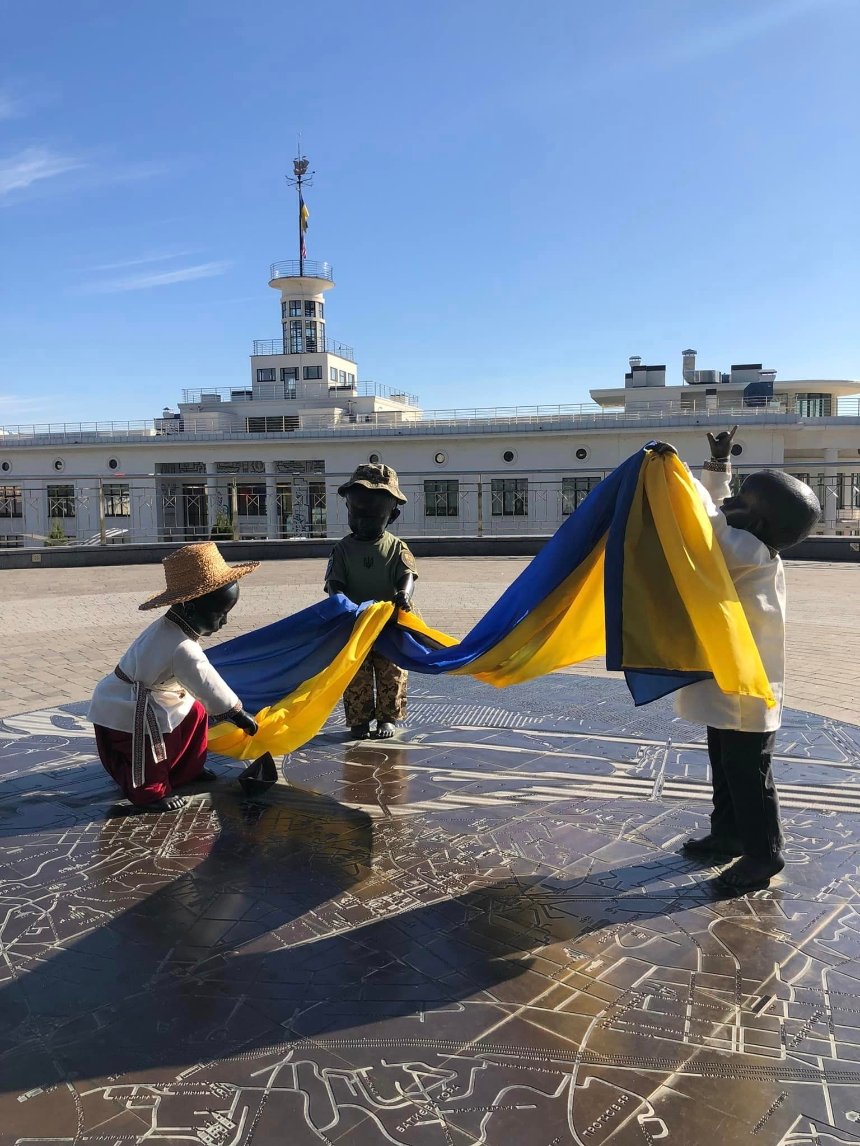 Скульптури малюків-засновників Києва на Поштовій площі переодягнули до Дня Незалежності: фото