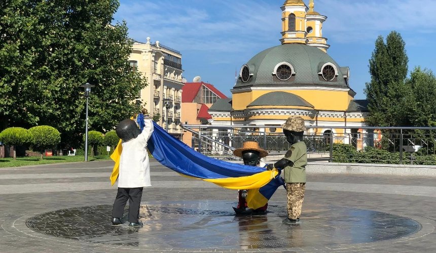 Скульптури малюків-засновників Києва переодягнули до Дня Незалежності: фото