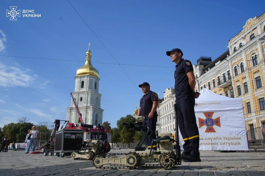 На Софійській площі в Києві проходить виставка дронів та роботизованої техніки: фото