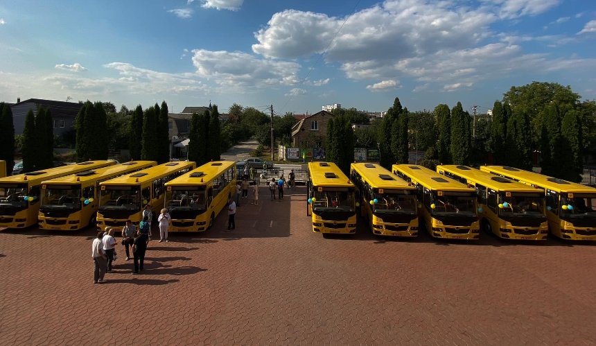 10 громад Київщини отримали 10 нових шкільних автобусів: подробиці