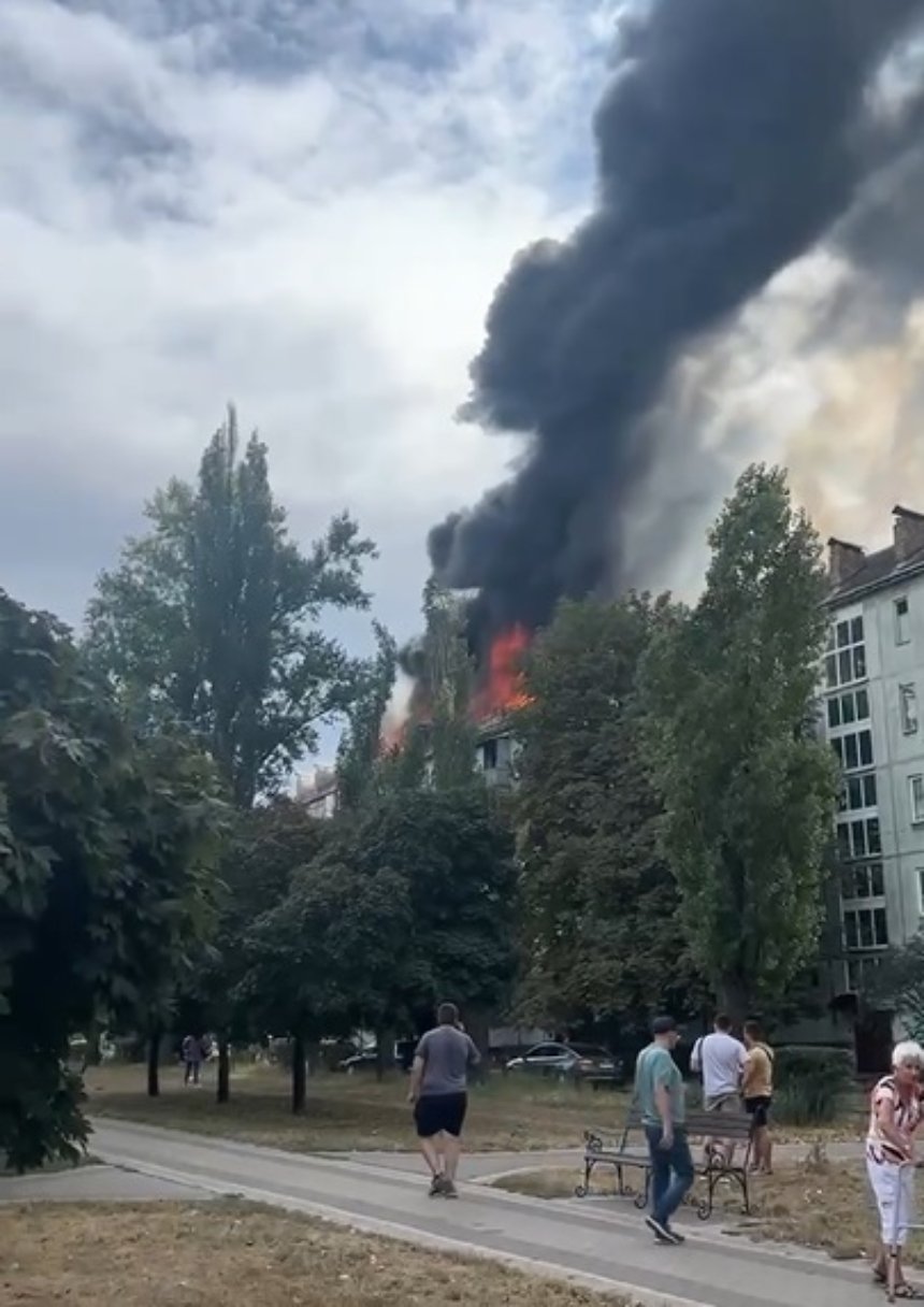 На Солом'янці на даху п'ятиповерхівки спалахнула пожежа