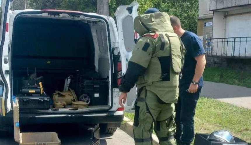 На дитмайданчику у Святошинському районі Києва знайшли міну — це виявився 3D-макет: фото